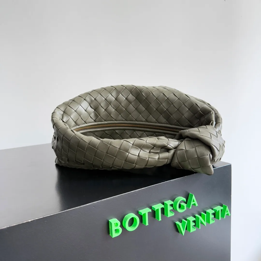Batch 1460 cypress green ~ ready stock 🌟𝐁𝐨𝐭𝐭𝐞𝐠𝐚 𝐕𝐞𝐧𝐞𝐭𝐚 ——— jodie (medium size) The medium size is very attractive in person, and it is firm and sturdy in the hand. The first impression is that it is particularly durable👍 You can see the well-designed knot on the handle. When carrying it on the shoulder, pay attention to the knot being placed directly under the hand. In this way, it can not only fix the position of the handbag, but also prevent the handbag from slipping due to long walks. It can easily accommodate a variety of cosmetics. One word: "very easy to hold". Style number: 690225 Size: 36✖️21✖️13cm